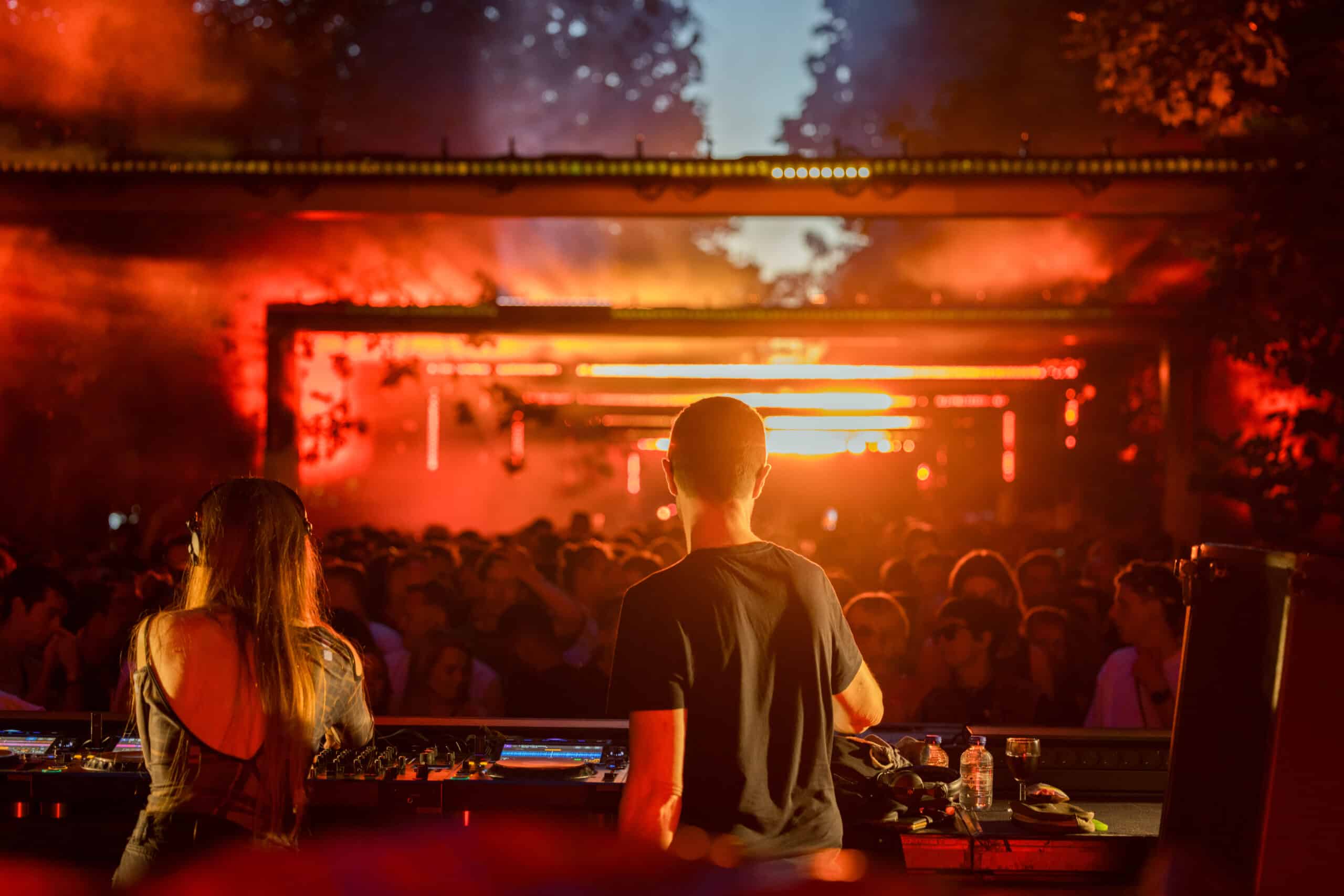 Rave met neon lichten en acid smiley sfeer