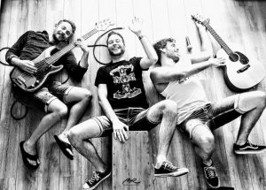 Vrienden die dansen op festival